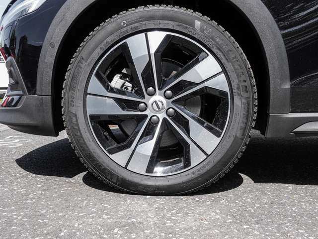 Volvo  B4 AWD Plus