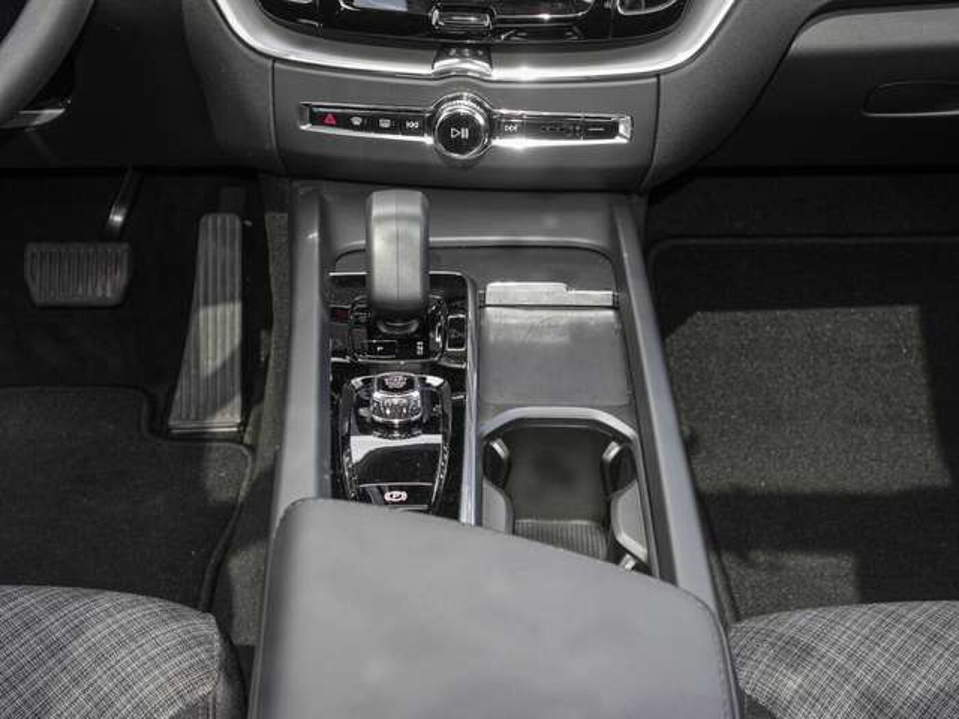 Volvo  T6 AWD Essential Plug-In Pano Sthz. LED