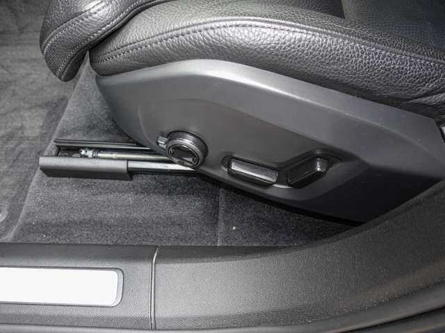 Volvo  B4 2WD Plus Dark ACC EL. HECK