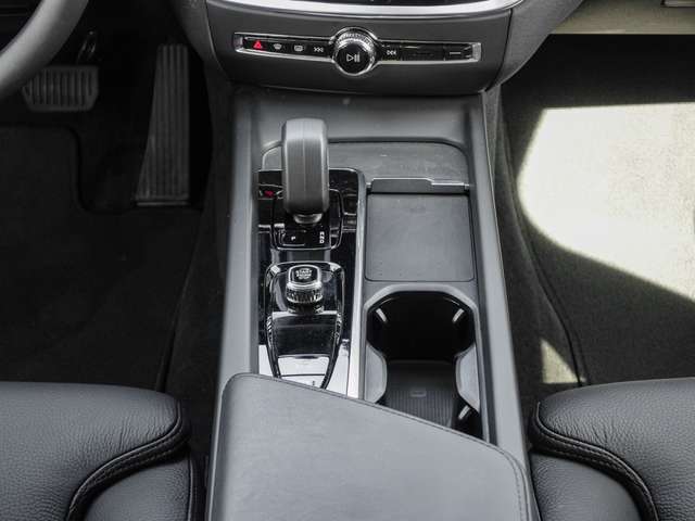 Volvo  B4 AWD Plus Sthz. LED