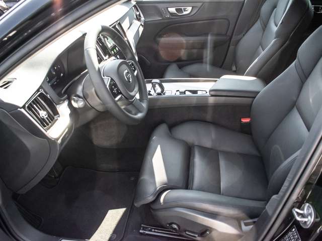 Volvo  B4 AWD Plus ACC LED