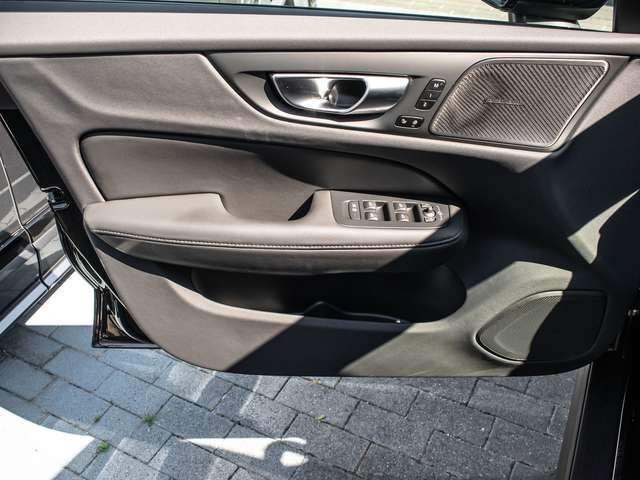 Volvo  B4 AWD Plus ACC LED
