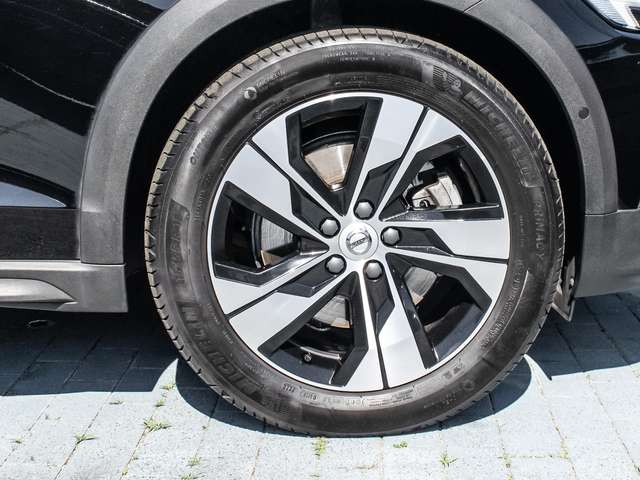 Volvo  B4 AWD Plus ACC LED
