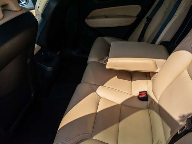 Volvo  B4 2WD Plus Dark MATRIX Pano