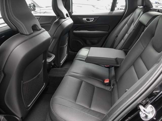 Volvo  B4 AWD Plus AHK LED