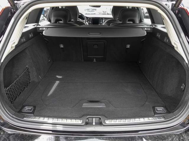 Volvo  B4 AWD Plus AHK LED