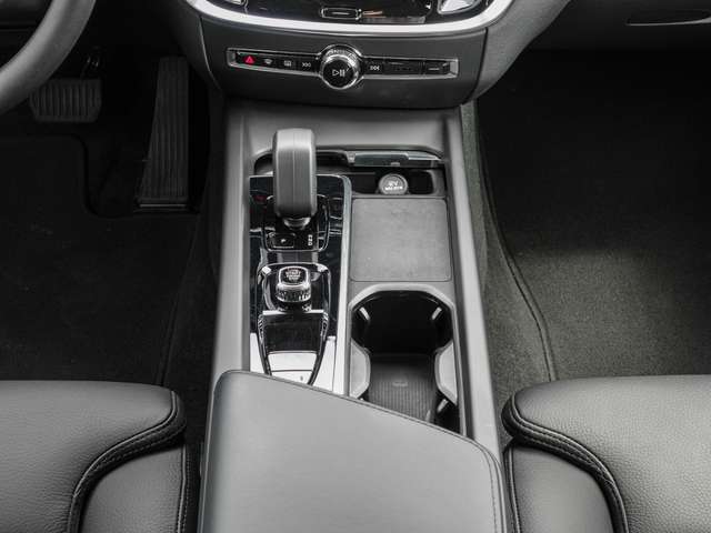 Volvo  B4 AWD Plus LED