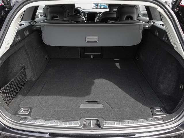 Volvo  B4 AWD Plus LED