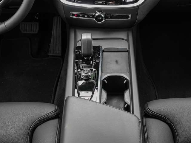 Volvo  B4 AWD Plus ACC LED