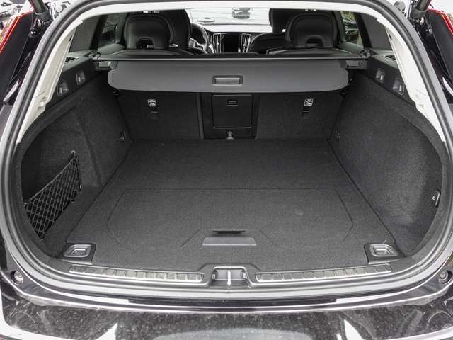 Volvo  B4 AWD Plus ACC LED