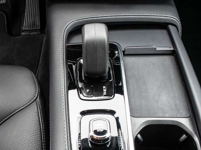 Volvo  B4 Momentum Pro Sthz. LED