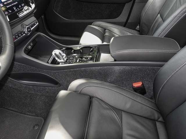 Volvo  T4 2WD Ultimate Dark Plug-In Pano Navi