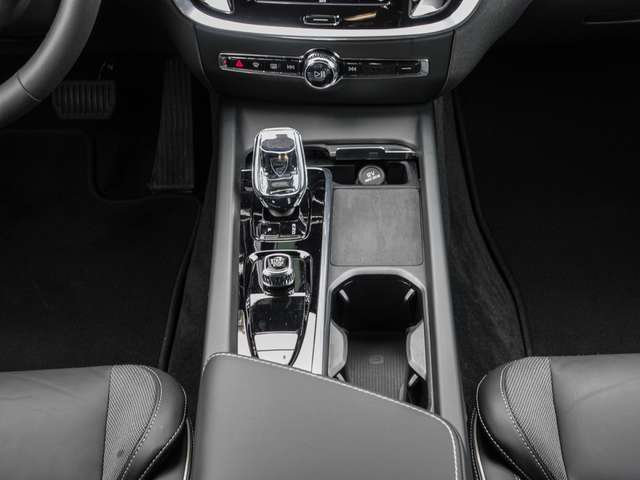 Volvo  B4 AWD Plus MATRIX  Harman/Kardon