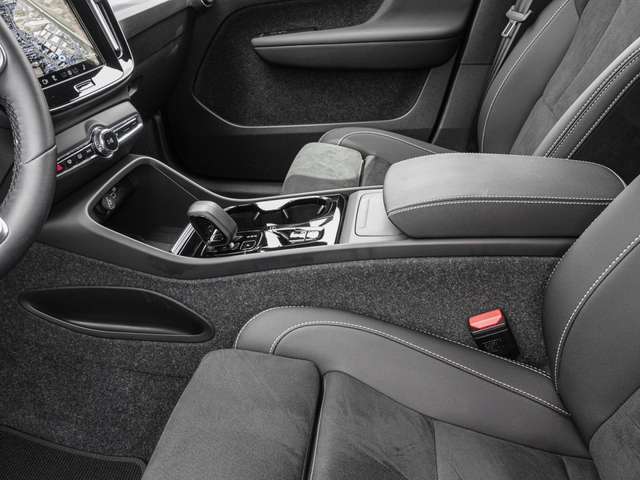 Volvo  B4 2WD Plus Dark MATRIX ACC AUT DYNLICHT LM