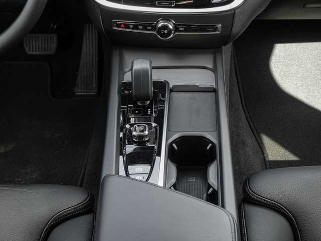 Volvo  B4 AWD Plus ACC LED