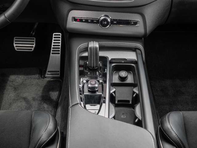 Volvo  B5 AWD R-Design Pano 360Grad ACC