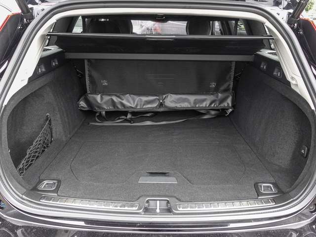 Volvo  B4 AWD Plus LED