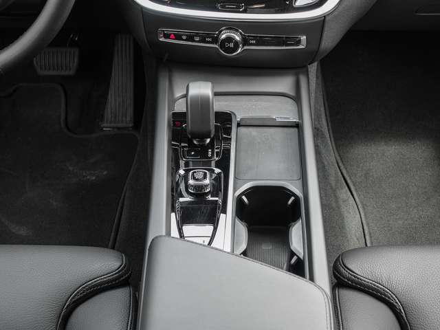 Volvo  B4 AWD Plus AHK LED