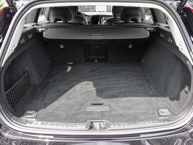 Volvo  B4 AWD Plus AHK LED