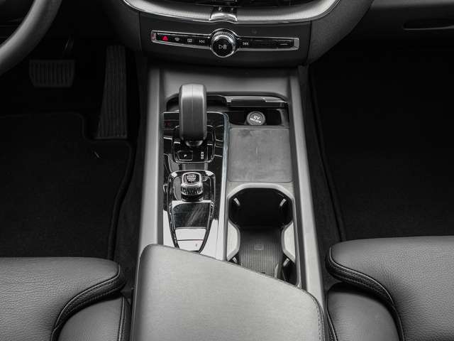 Volvo  B4 2WD Plus Dark SHZ AUT EL. HECK FLA KAM