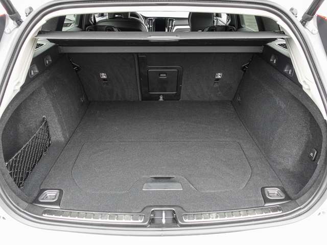 Volvo  B4 AWD Plus 4xSHZ ACC LED