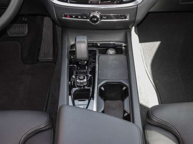 Volvo  B4 (Diesel) AWD Plus AHK Sthz. LED