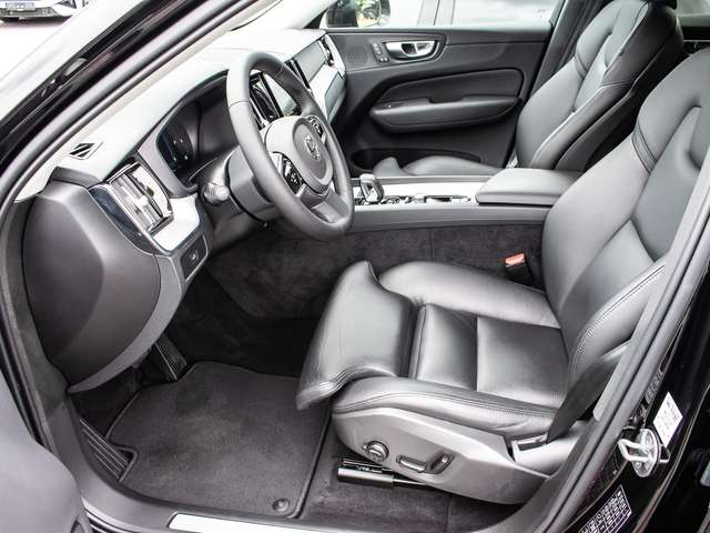 Volvo  B4 2WD Plus Dark 2WD AUT EL. HECK Sthz. LED