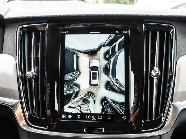 Volvo  B4 2WD Plus Dark 2WD AUT EL. HECK Sthz. LED