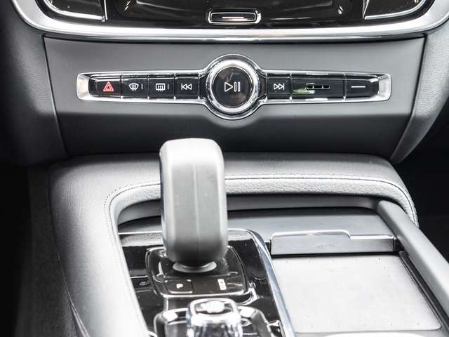 Volvo  B4 2WD Plus Dark 2WD AUT EL. HECK Sthz. LED