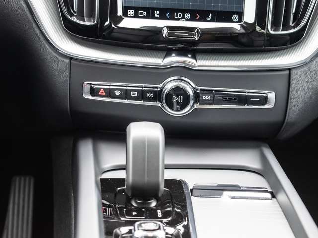 Volvo  B4 2WD Plus Dark 2WD AUT EL. HECK Sthz. LED