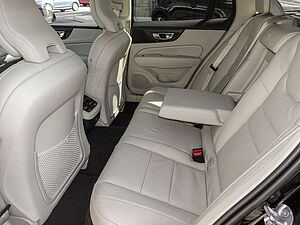Volvo  B4 (Diesel) AWD Ultimate Pano Head UP LED