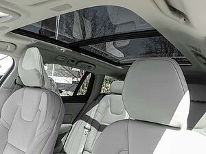 Volvo  B4 (Diesel) AWD Ultimate Pano Head UP LED