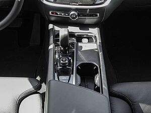 Volvo  B4 AWD Plus