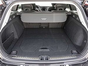 Volvo  B4 AWD Plus