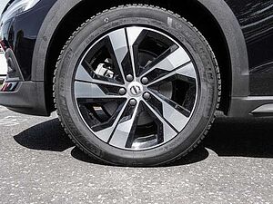 Volvo  B4 AWD Plus