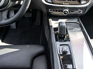 Volvo  B4 AWD Plus ACC LED