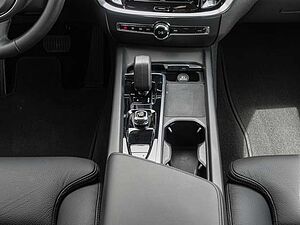 Volvo  B4 AWD Plus AHK LED