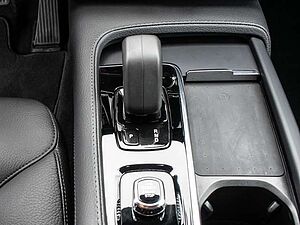 Volvo  B4 Momentum Pro Sthz. LED