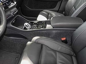Volvo  T4 2WD Ultimate Dark Plug-In Pano Navi