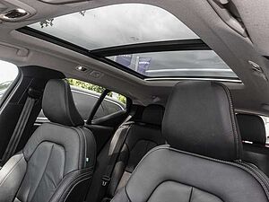 Volvo  T4 2WD Ultimate Dark Plug-In Pano Navi