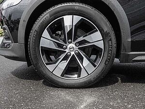 Volvo  B4 AWD Plus AHK LED