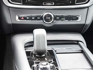 Volvo  B4 2WD Plus Dark 2WD AUT EL. HECK Sthz. LED