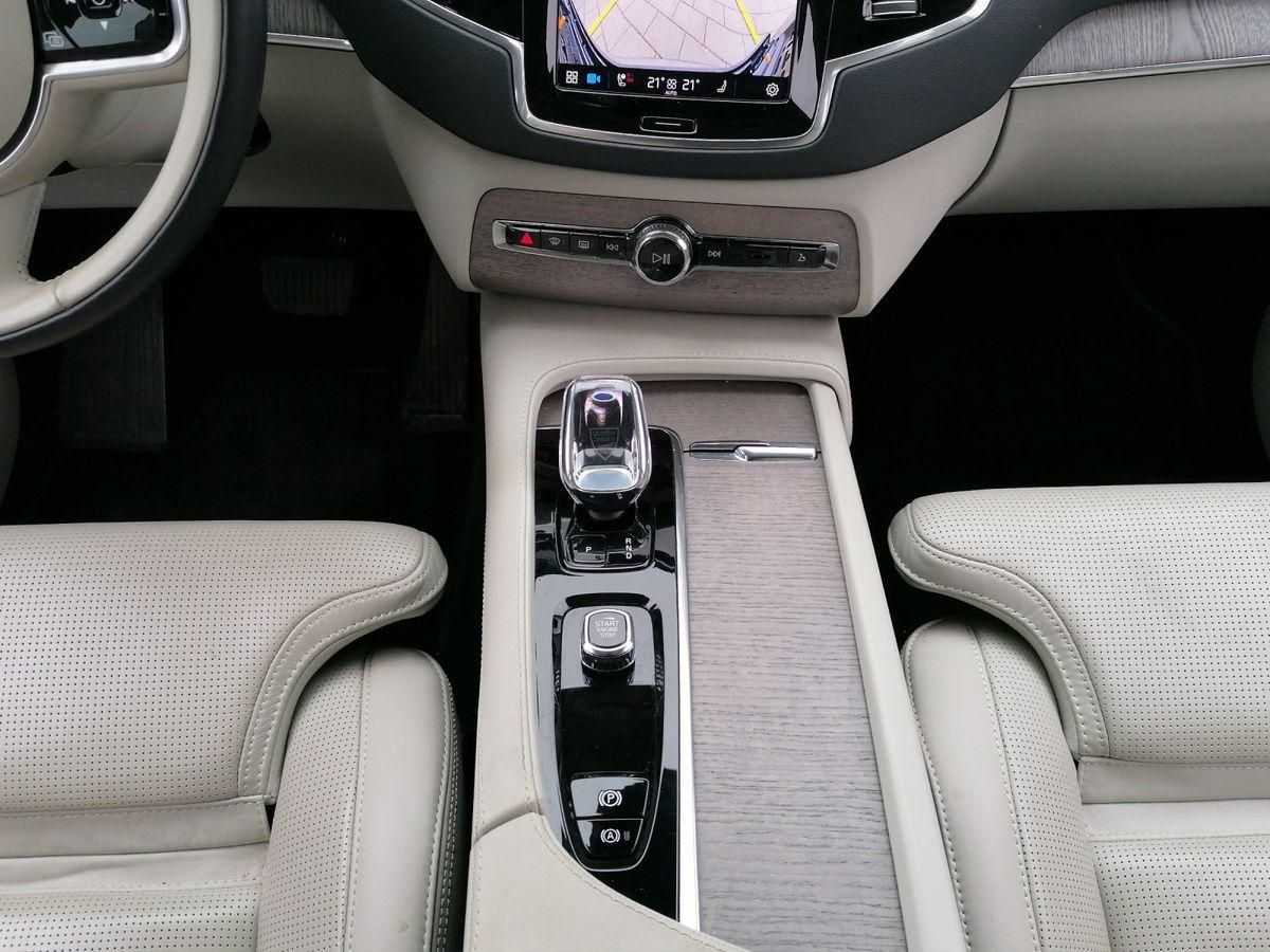 Volvo  Ultimate Bright Recharge Plug-In Hybrid AWD T8 T