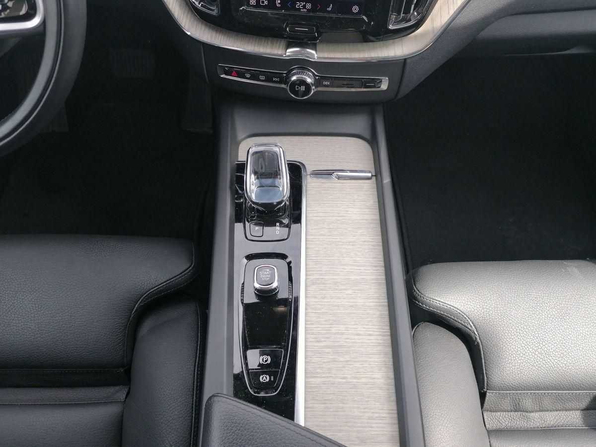 Volvo  Plus, B4 AWD Mild-Hybri AHK NAVI ACC Harman