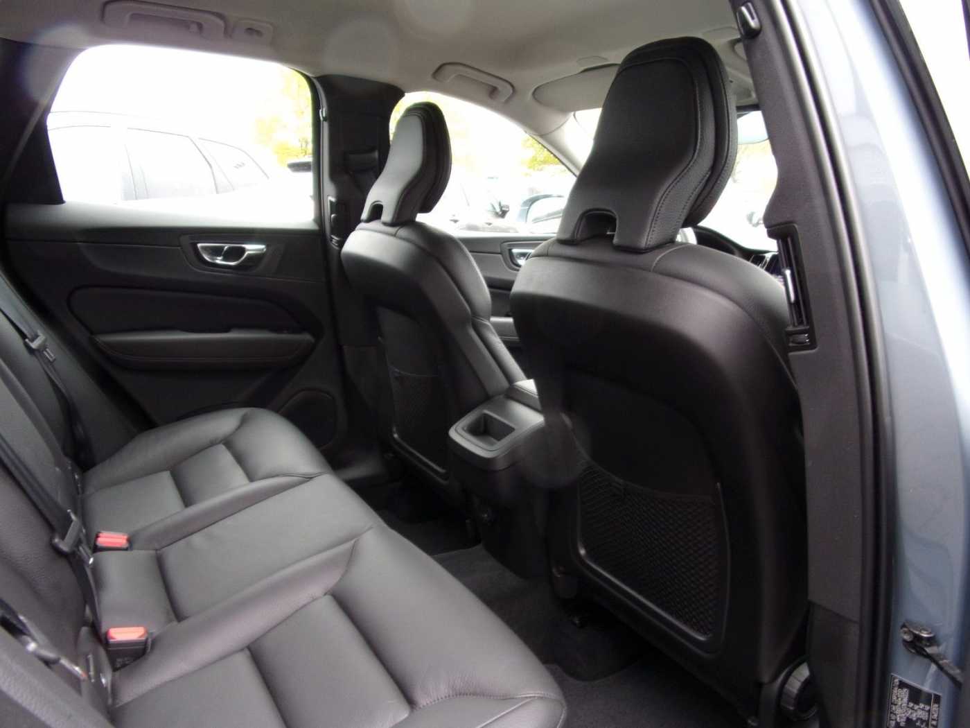 Volvo  B4  Momentum Pro AWD