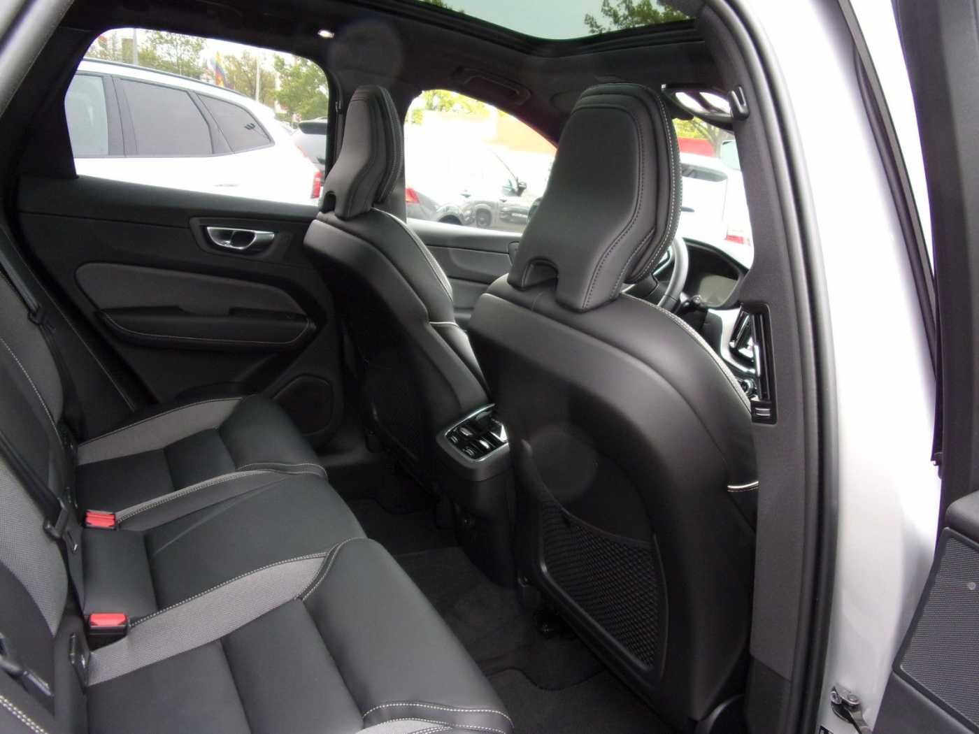 Volvo  B4 Ultimate Dark AWD