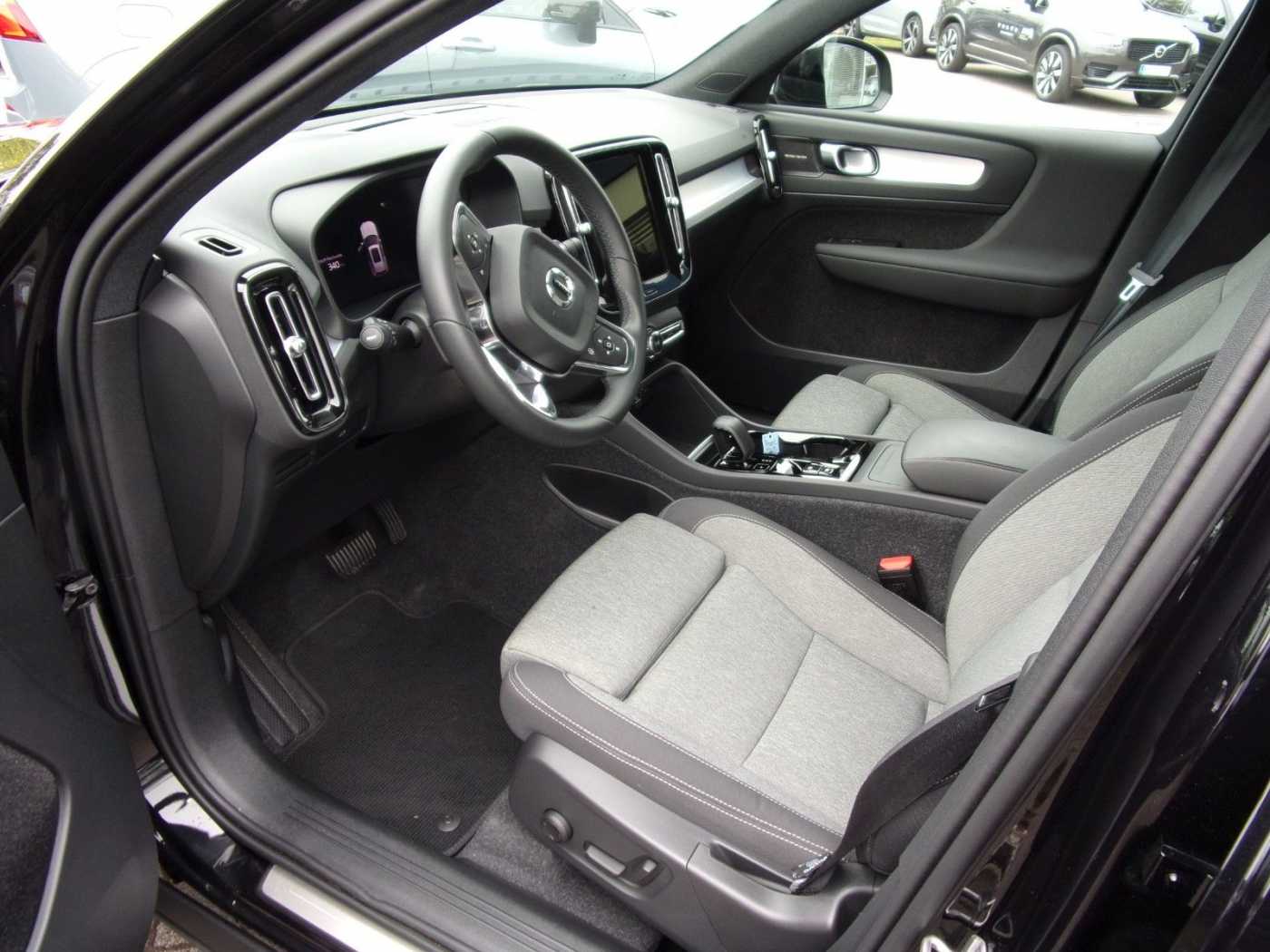 Volvo  B3 Plus Dark 2WD