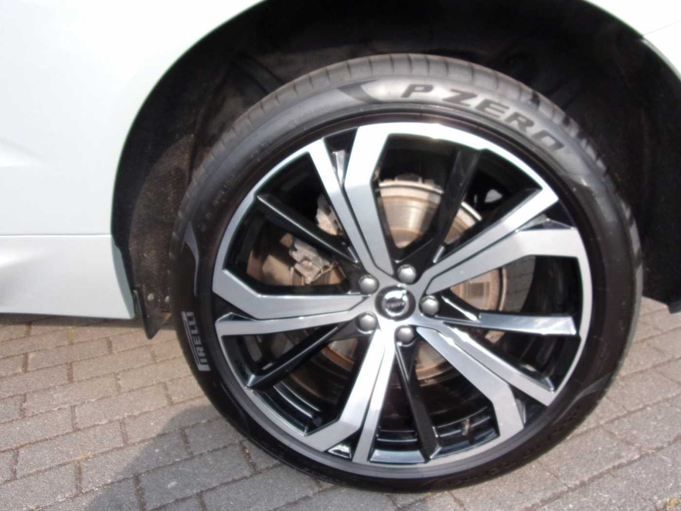 Volvo  B4 Plus Dark 2WD