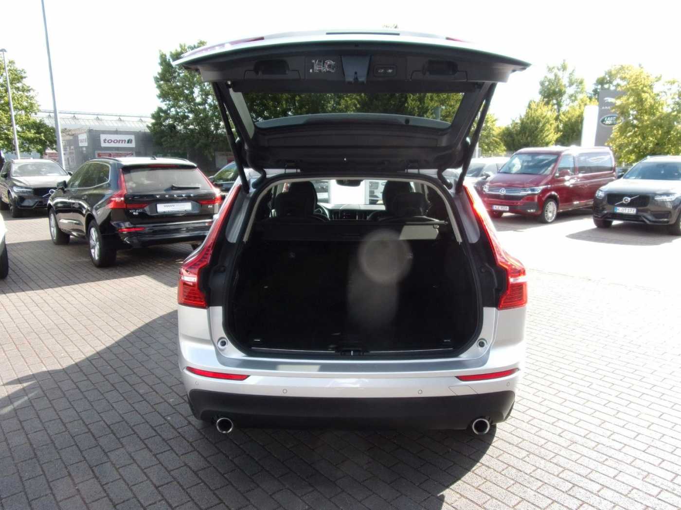 Volvo  B4 FWD AT Momentum Pro 2WD