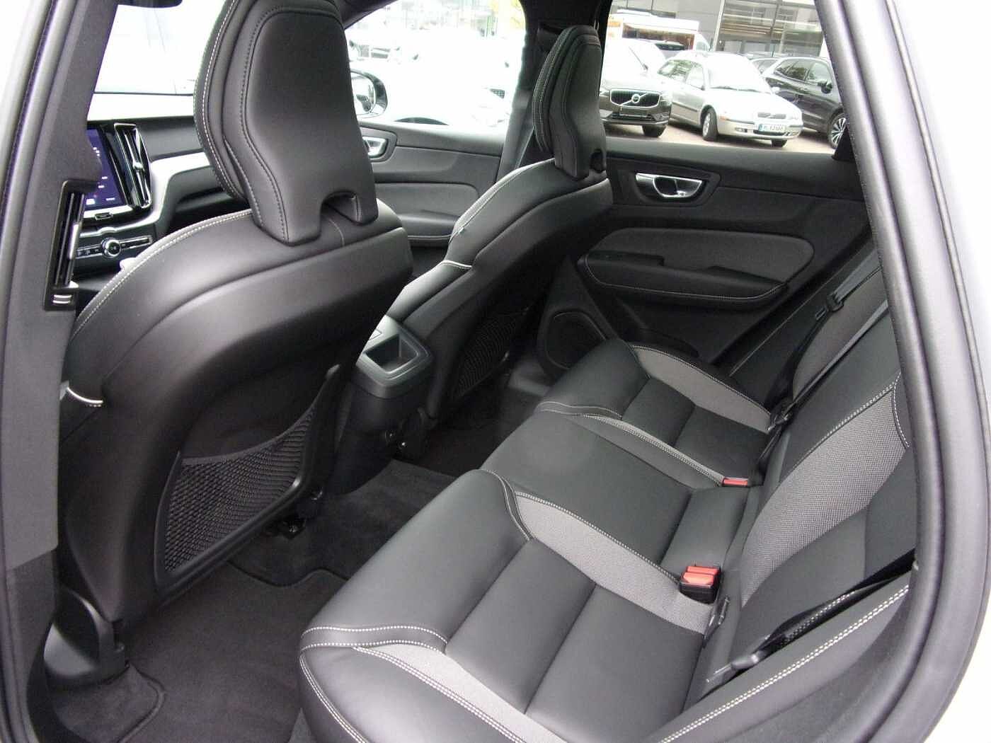 Volvo  B4 Plus Dark 2WD